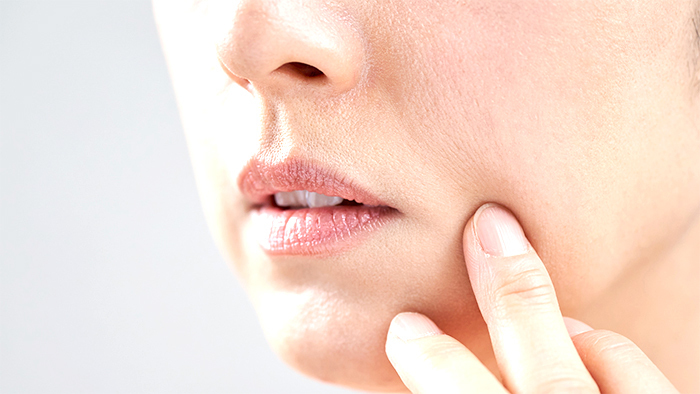 入れ歯のせいで痛みを感じているイメージ