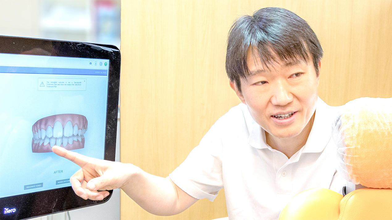 西宮で多くの患者の歯を治療してきた院長が笑顔で患者に寄り添う様子