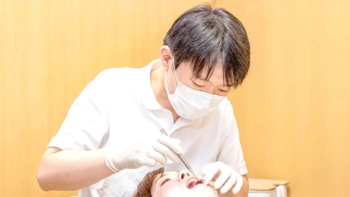 西宮でインプラント治療が上手いと口コミで評判の院長が治療を行う様子