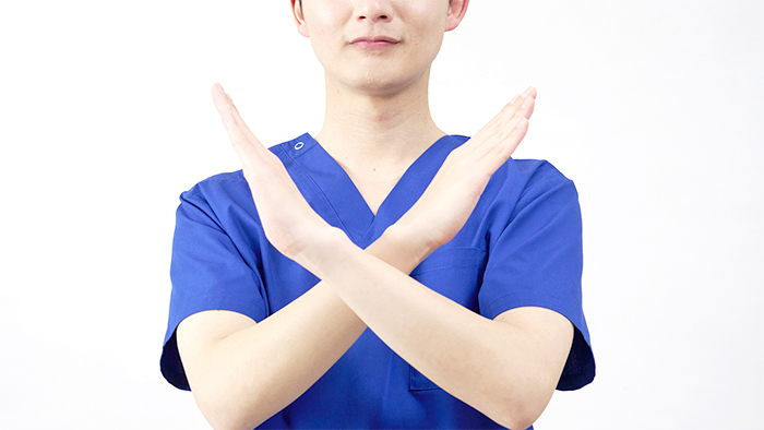 インプラント治療を断られているイメージ