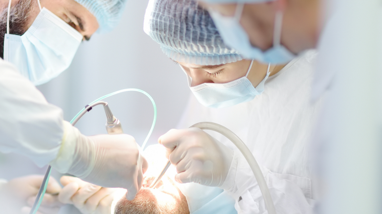 短時間で行われるインプラント手術の様子