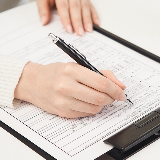 治療内容と費用に納得して契約するイメージ