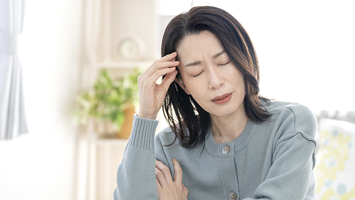 インプラントの手術を怖がっているイメージ