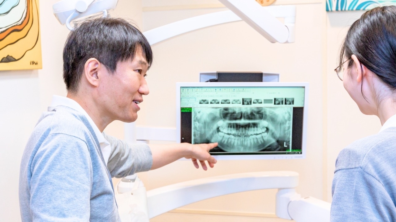 インプラントのセカンドオピニオンで丁寧に説明する院長